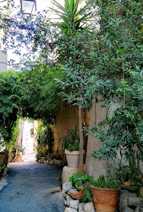 Beautiful Renovated Studio With View- Old Hyeres Exterior photo