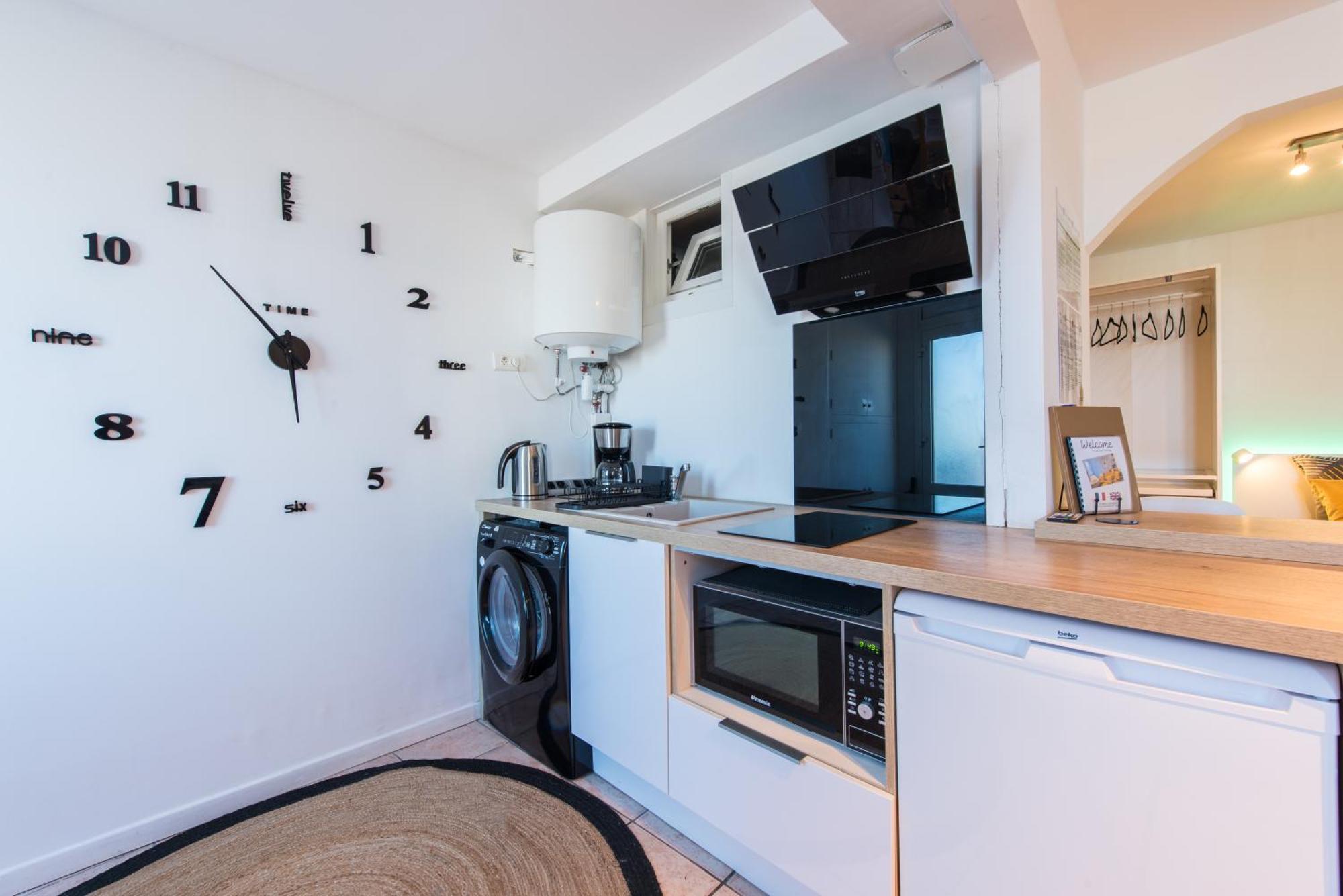 Beautiful Renovated Studio With View- Old Hyeres Exterior photo
