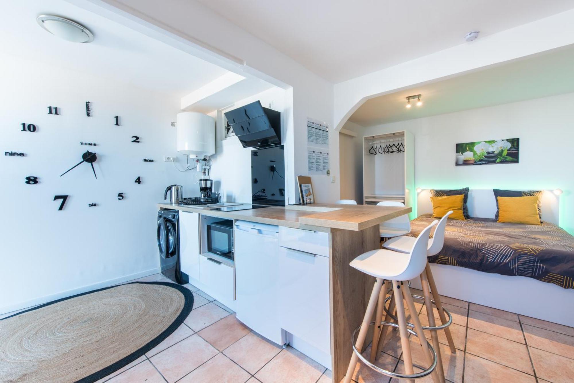 Beautiful Renovated Studio With View- Old Hyeres Exterior photo